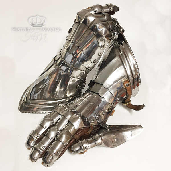 15C- Gothic Articulated gauntlets- Steel construction-02